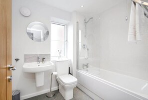 Bathtub, hair dryer, towels - Host & Stay | Captain's Retreat (Whitby)