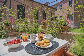 Outdoor dining - Ca' Minore Secret Garden (Venice)