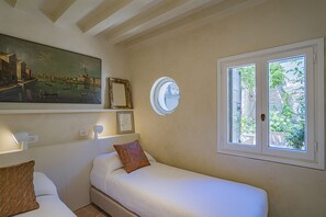 3 chambres, fer et planche à repasser, Wi-Fi gratuit, draps fournis