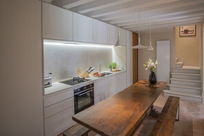 Kühlschrank, Ofen, Geschirrspüler, Wasserkocher mit Kaffee-/Teezubehör