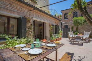 Outdoor dining - Ca' Minore Secret Garden (Venice)