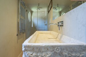 Bathtub, hair dryer - Ca' Minore Secret Garden (Venice)