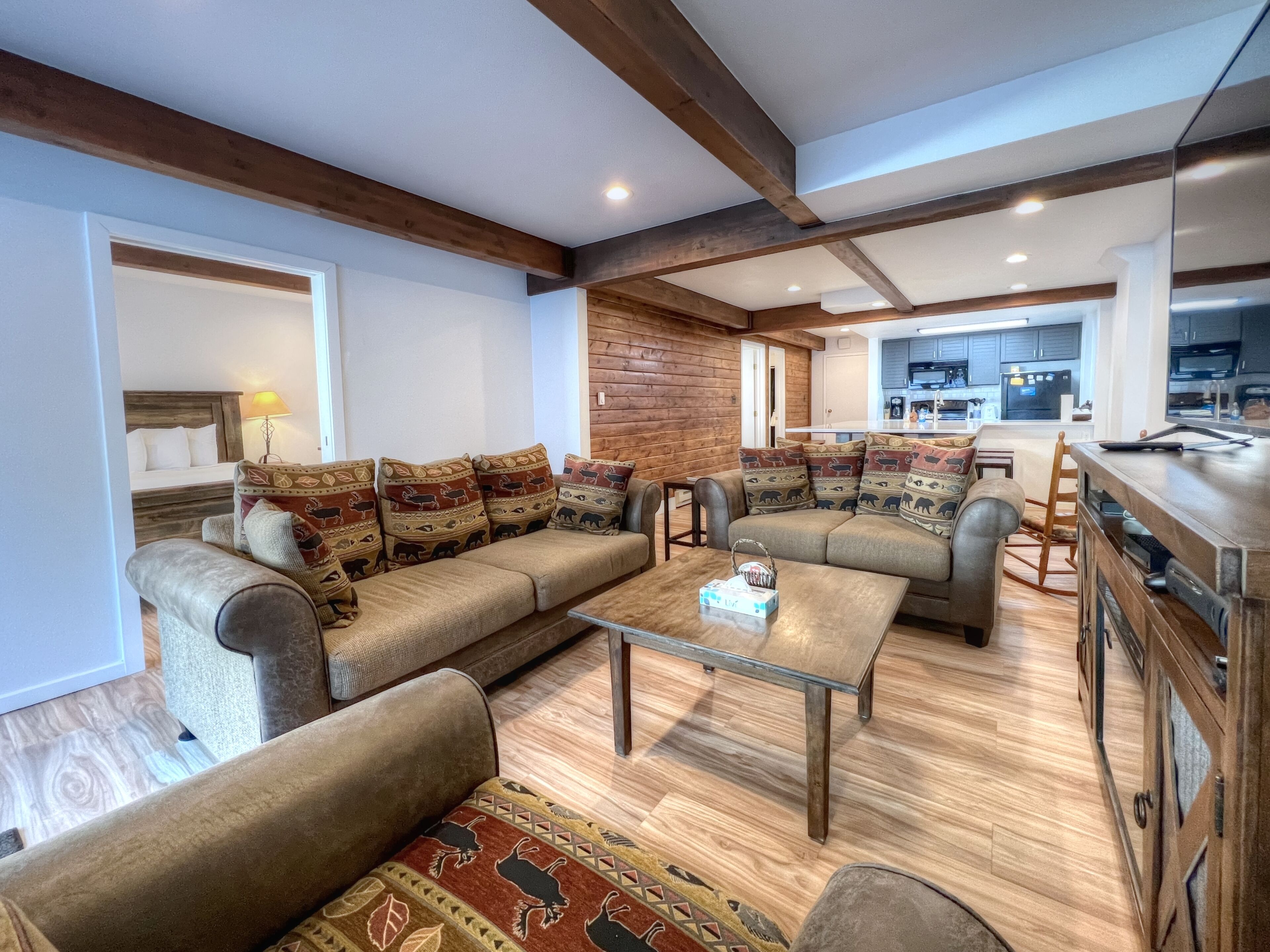 Great Rates! Great Hot Tub! 2 Bedroom Near Base Area!