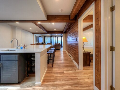 Great Rates! Great Hot Tub! 2 Bedroom Near Base Area!