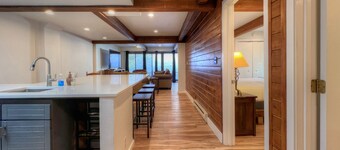 Great Rates! Great Hot Tub! 2 Bedroom Near Base Area!