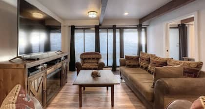 Great Rates! Great Hot Tub! 2 Bedroom Near Base Area!