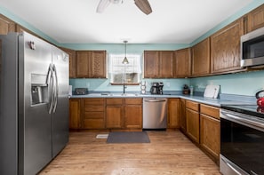 Fridge, microwave, oven, stovetop - Sandy Bottoms by Seaside Vacations & Sales (Chincoteague Island)