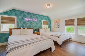 4 bedrooms, iron/ironing board, travel crib, free WiFi - The Compass House (Pet Friendly) (Dennis)