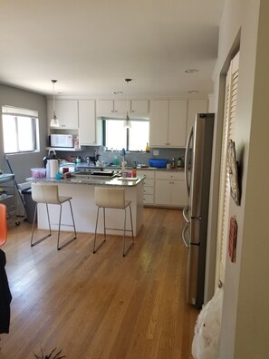 Private kitchen - Private room and bathroom in the modern house (Bethesda)