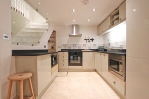 Een koelkast, een microgolfoven, een kookplaat, een vaatwasser