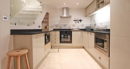 Gorgeous 3 Bedroom Town House In Clifton, Bristol