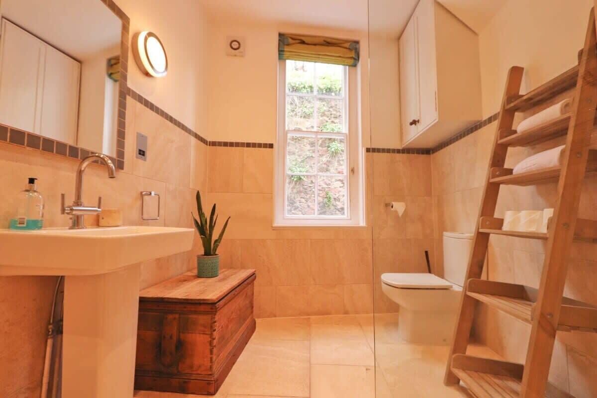 Shower, towels, soap, shampoo