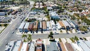 An aerial view of a coastal town with a marina, residential buildings, and a main road. - Charming Private Mission Bay Studio 2 (San Diego)