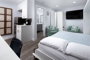 Iron/ironing board, travel crib, WiFi, bed sheets