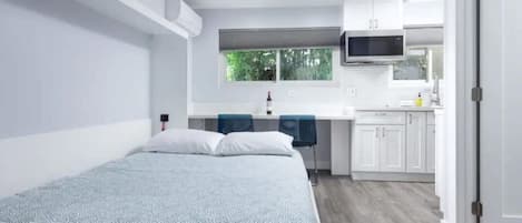 Desk, iron/ironing board, travel cot, WiFi