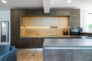 Kjøleskap, mikrobølgeovn, ovn og oppvaskmaskin