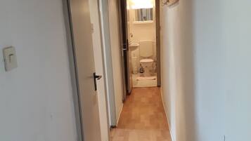 Douche, sĂšche-cheveux, serviettes fournies, savon