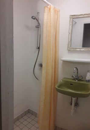 Shower, hair dryer, towels, soap - Ferienhütte am Privatsee, Fischen, Schwimmen, Reiten, Wandern und Radeln (Eggermühlen)