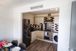 Apartment | Private kitchen | Fridge, microwave, oven, stovetop - Blue Apartment in Peterborough (Peterborough)