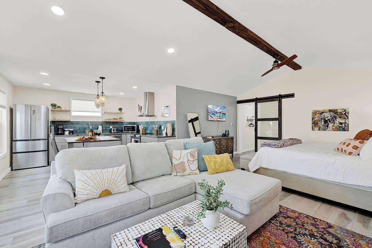 Een smart-tv, tafelvoetbal, een tafeltennistafel en boeken