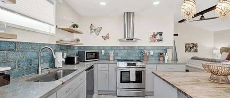 ثلاجة، ميكروويف، فرن، موقد طهي مسطح