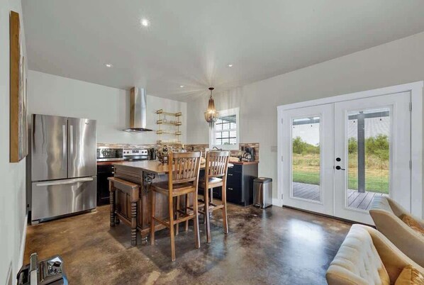 Jääkaappi, mikroaaltouuni, uuni, liesi