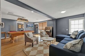 Smart TV, fireplace, ping pong, books