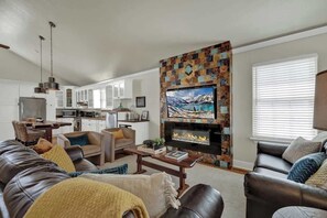 Smart-TV, Kamin, Tischtennisplatte, Bücher
