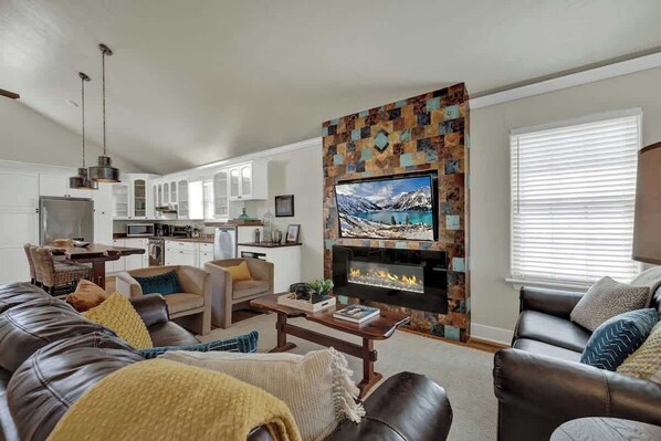 TV connectée, cheminée, livres, espaces bureaux