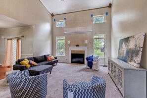 House, 6 Bedrooms | Living area | Smart TV
