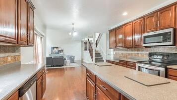 House, 6 Bedrooms | Private kitchen | Fridge, oven, coffee/tea maker, toaster