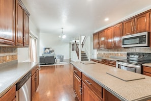 House, 6 Bedrooms | Private kitchen | Fridge, oven, coffee/tea maker, toaster