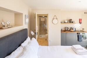 Eastgate Hideaway: With a king-size bed and kitchenette - Eastgate Cottage and Hideaway, Salthouse, Norfolk (Salthouse)