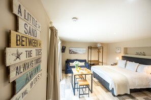 4 bedrooms, iron/ironing board, internet, bed sheets