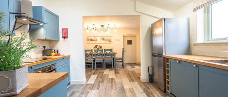 Mikrowelle, Geschirrspüler, Wasserkocher mit Kaffee-/Teezubehör