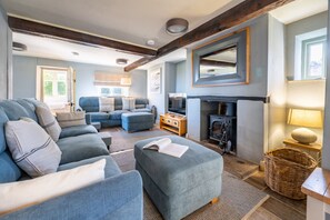 Eastgate Cottage and Hideaway, Salthouse: Comfortable furnishings throughout - Eastgate Cottage and Hideaway, Salthouse, Norfolk (Salthouse)