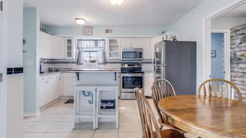 Private kitchen | Fridge, microwave, oven, stovetop