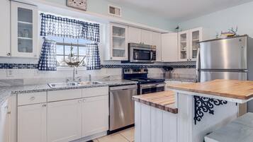 Private kitchen | Fridge, microwave, oven, stovetop