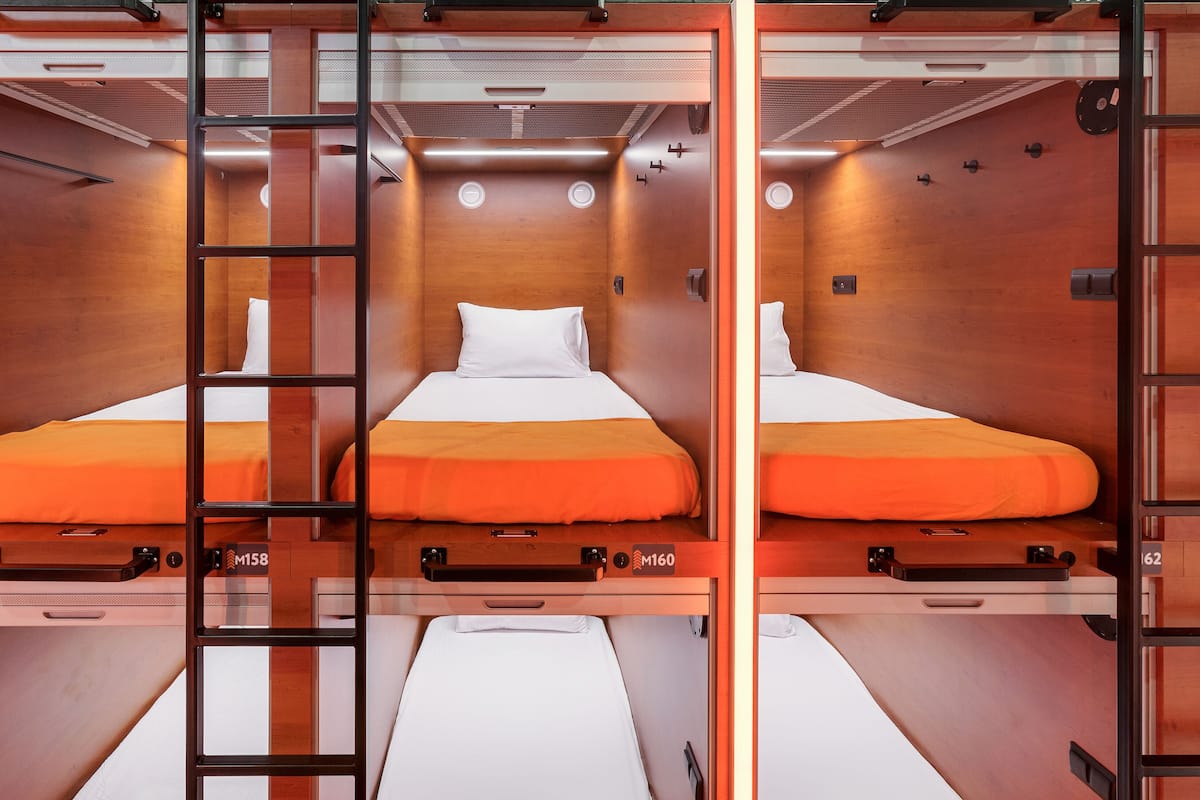 Habitación individual | Ropa de cama de alta calidad y espacio para trabajar con laptop