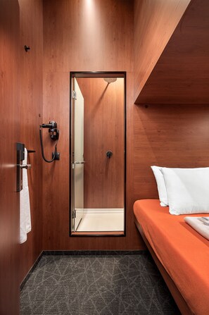 Mini-room lower Yin yang (12-hour Accommodation) | Premium bedding, laptop workspace, soundproofing, free WiFi