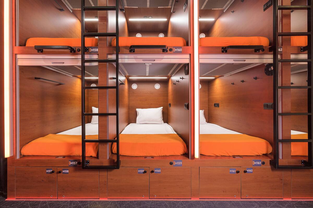 Habitación individual | Ropa de cama de alta calidad y espacio para trabajar con laptop