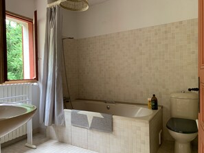 Een bad, een haardroger, toiletpapier