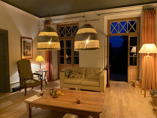 Een open haard en een kantoor