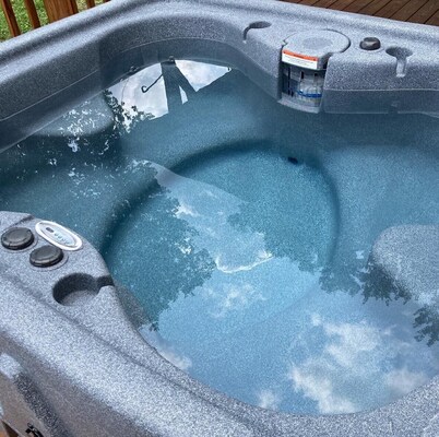 The Ole' Farmhouse w Guest Suite and Hot Tub