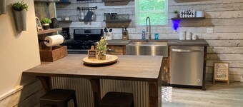 The Ole' Farmhouse w Guest Suite and Hot Tub