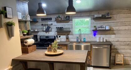 The Ole' Farmhouse w Guest Suite and Hot Tub