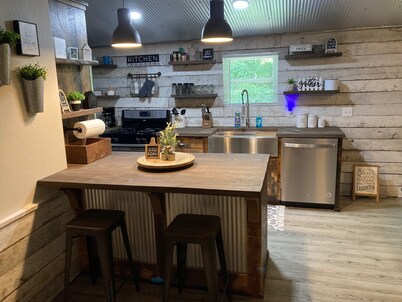 The Ole' Farmhouse w Guest Suite and Hot Tub