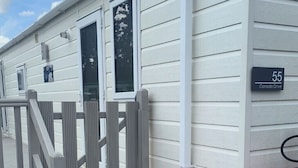 Unclassified image, 5 of 15, button - Impeccable 3 Bedroom Lodge, pet Friendly (Northampton)