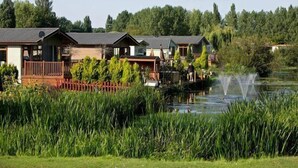 Unclassified image, 3 of 15, button - Impeccable 3 Bedroom Lodge, pet Friendly (Northampton)