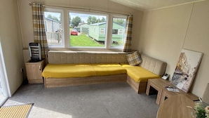 Unclassified image, 2 of 15, button - Impeccable 3 Bedroom Lodge, pet Friendly (Northampton)